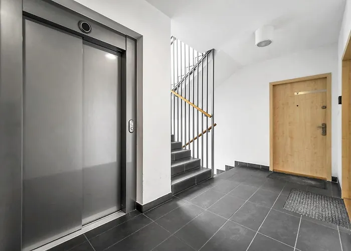 Malborska Metro Kondratowicza By Bookinghost * 华沙