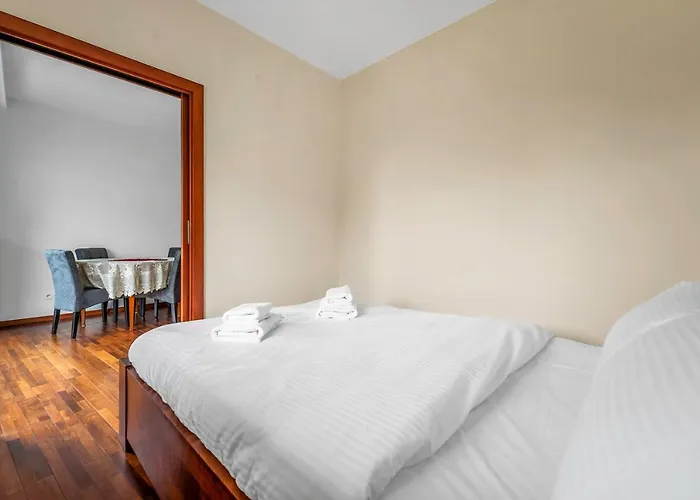 Malborska Metro Kondratowicza By Bookinghost * 华沙