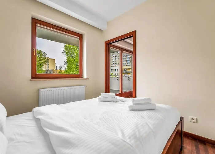 Malborska Metro Kondratowicza By Bookinghost * 华沙